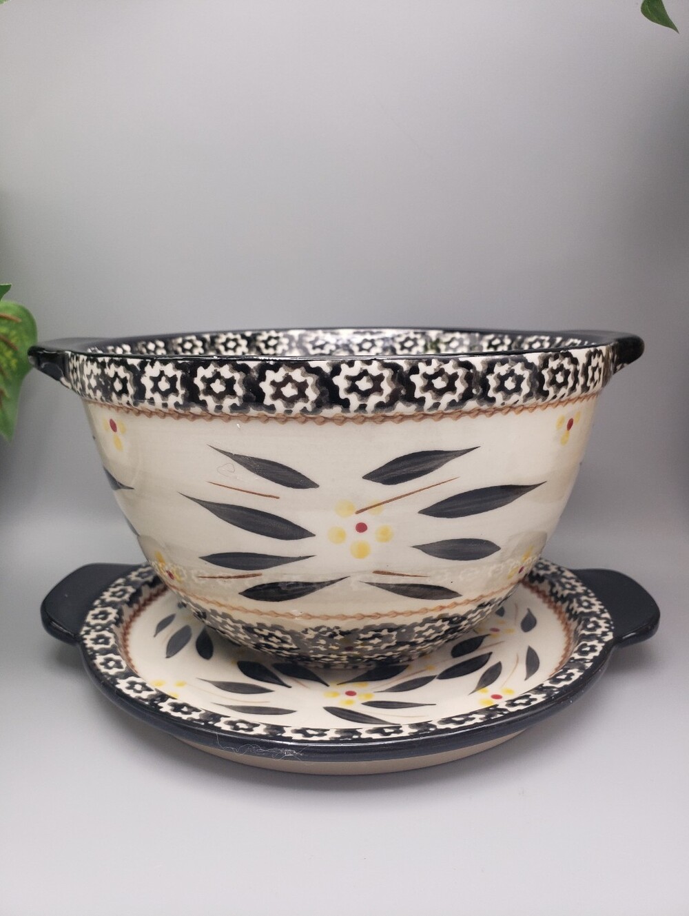 Ceramic Bowl w/Lid/Plate - Old World Black 1.5 Quart Size Vintage Temptations